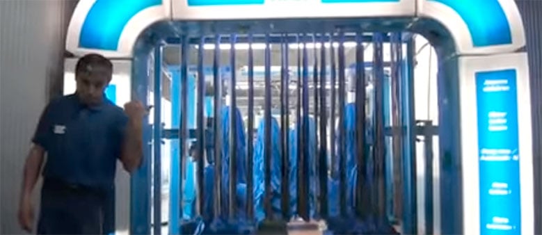 Hauptwäsche Einfahrt in der TopWash Autowaschstraße