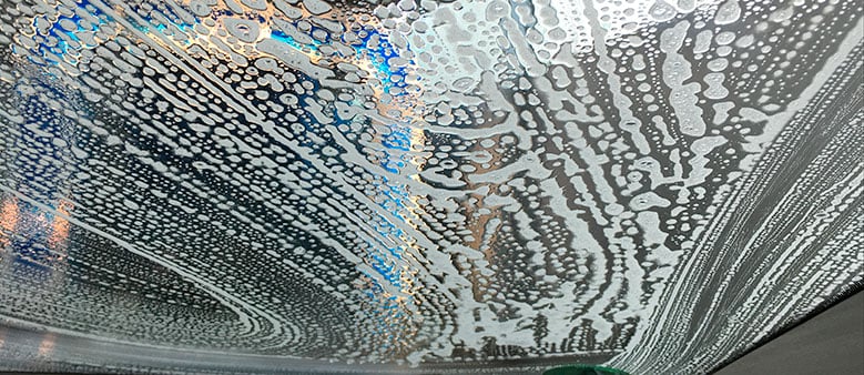 Hauptwäsche Einschäumen in der TopWash Autowaschstraße