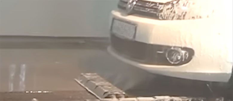 Hauptwäsche Unterboden in der TopWash Autowaschstraße